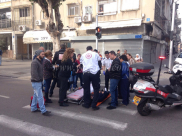 بالصور: إصابة طفيفة لراكبة دراجة كهربائية بحادث دهس بمدينة يافا 